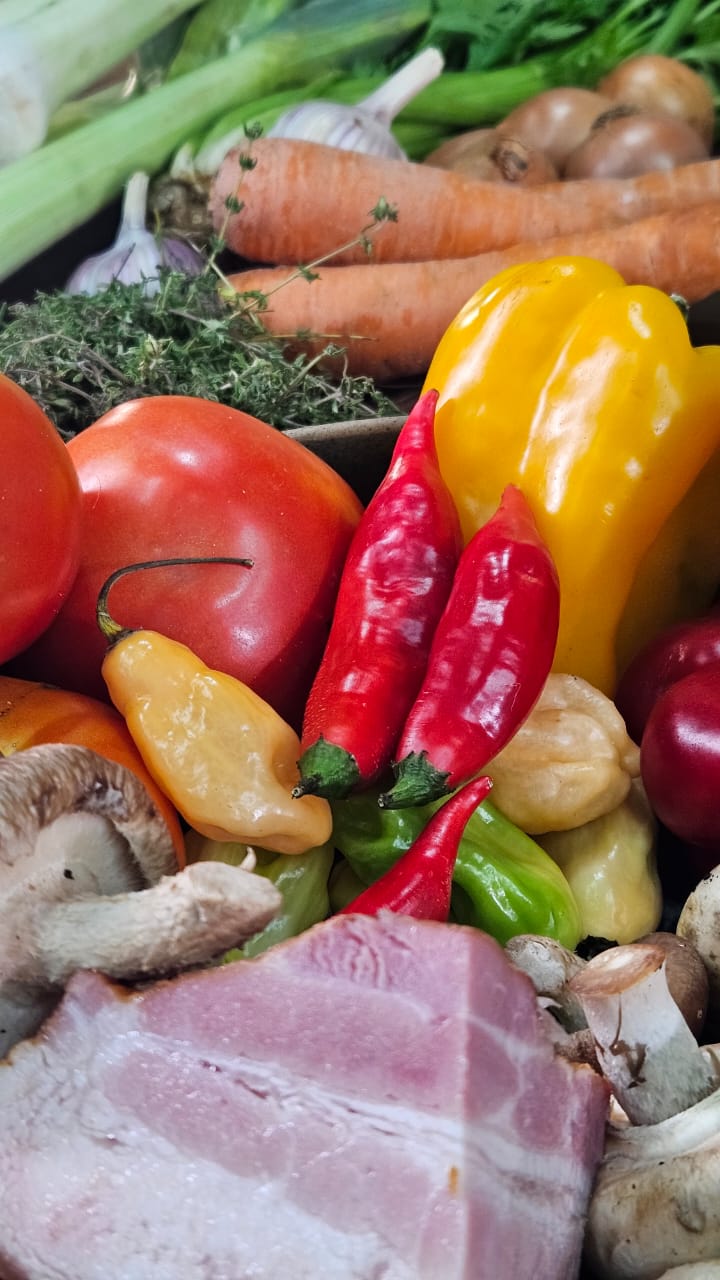 Arroz arbóreo em superfície escura